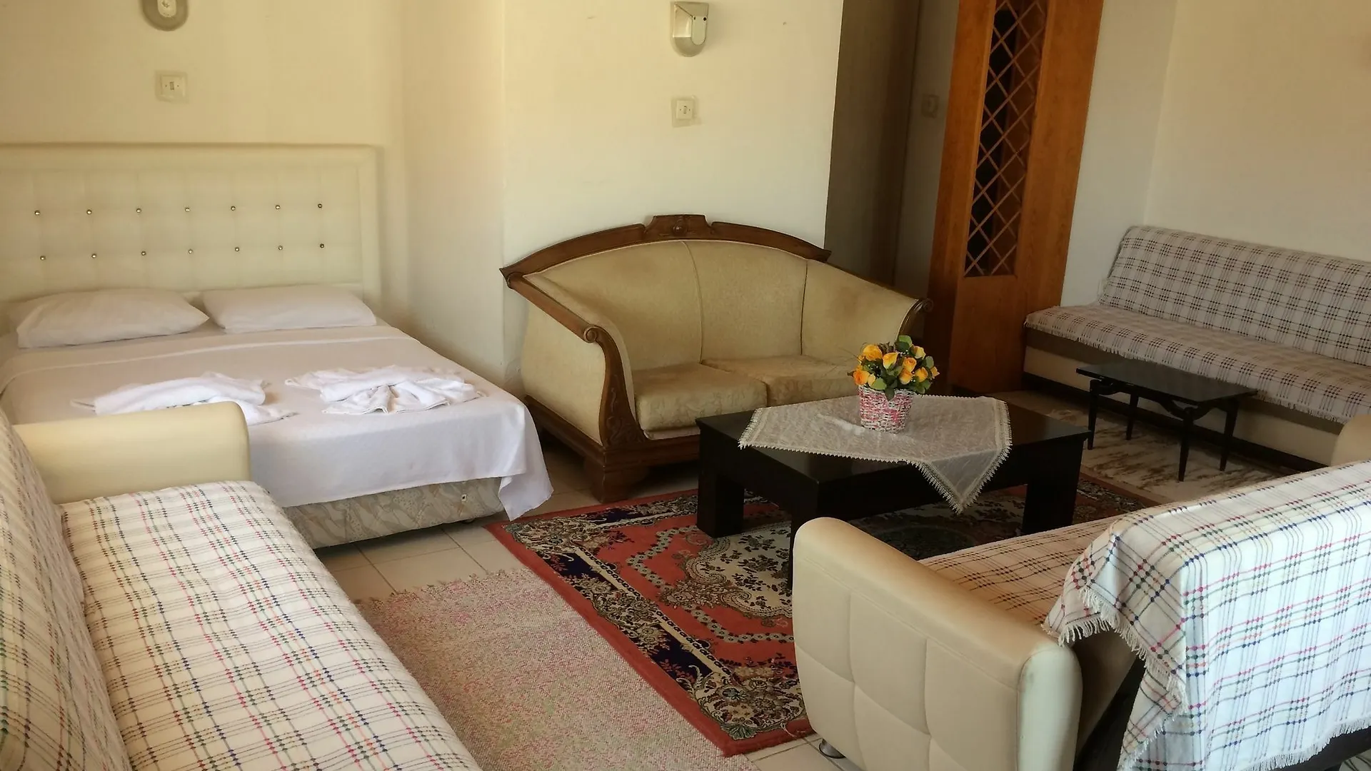 Çeşme Parmis Rooms בית אירוח